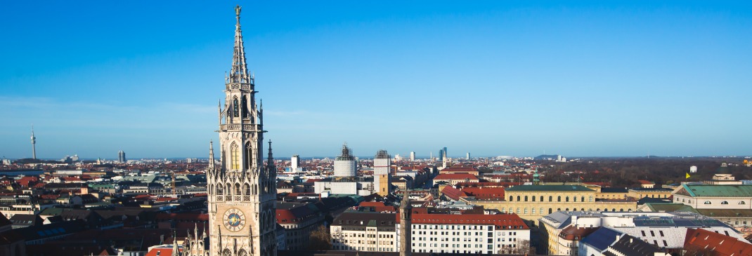Blick über Kirchturm und Dächer von Dortmund
